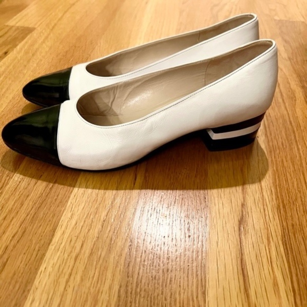 EUC Women's Vintage CHANEL White Black Cap Toe Low Heel Pumps Size 38.5 or US 8 - Picture 3 of 10